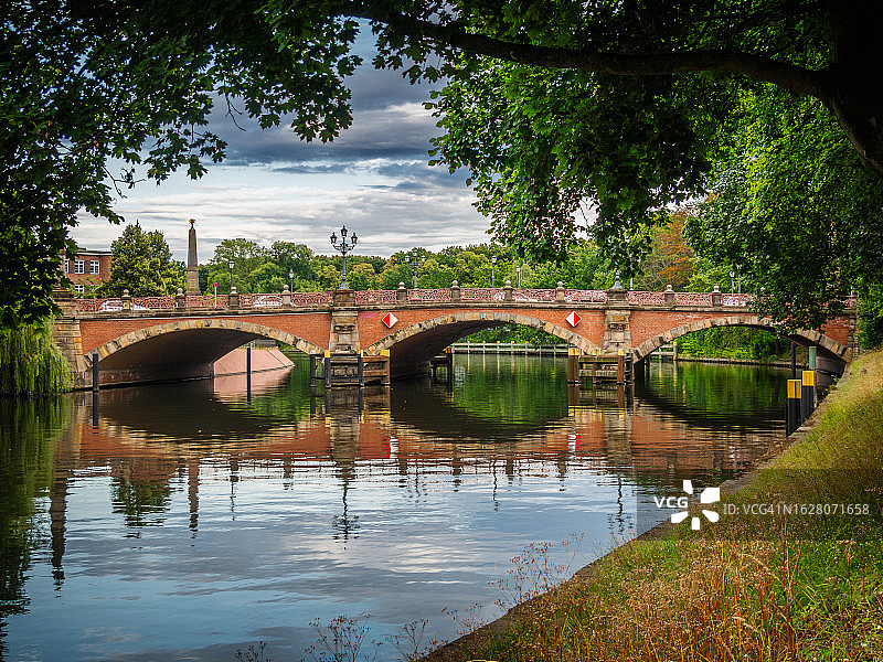 从德国柏林市中心大蒂尔加滕公园的步行道上看到的施普雷河上的路德桥图片素材