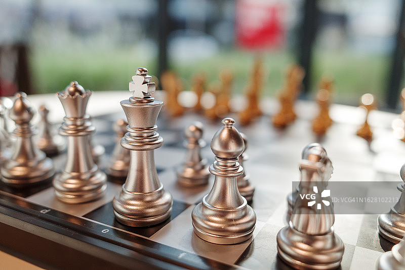 棋盘上的银色国王棋子图片素材