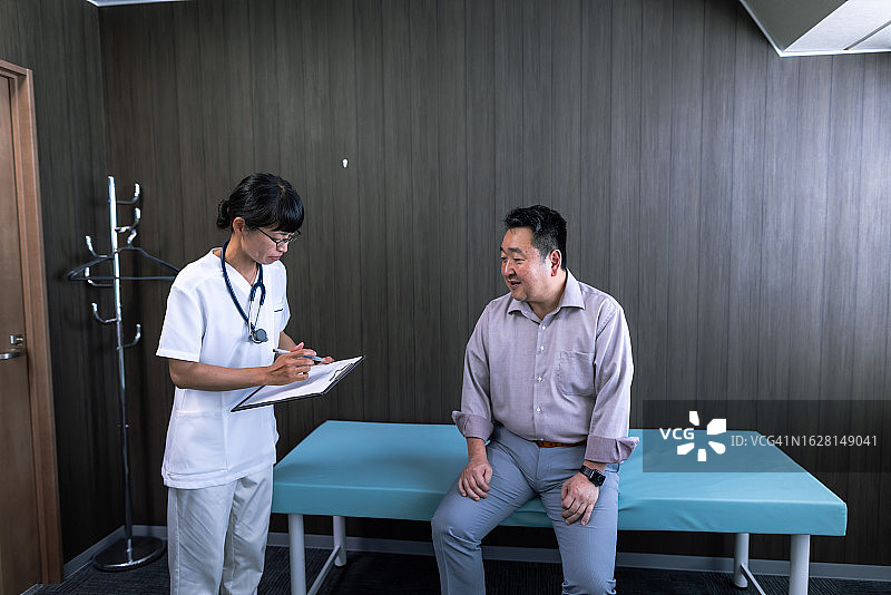 医生和护士在诊所治疗病人图片素材