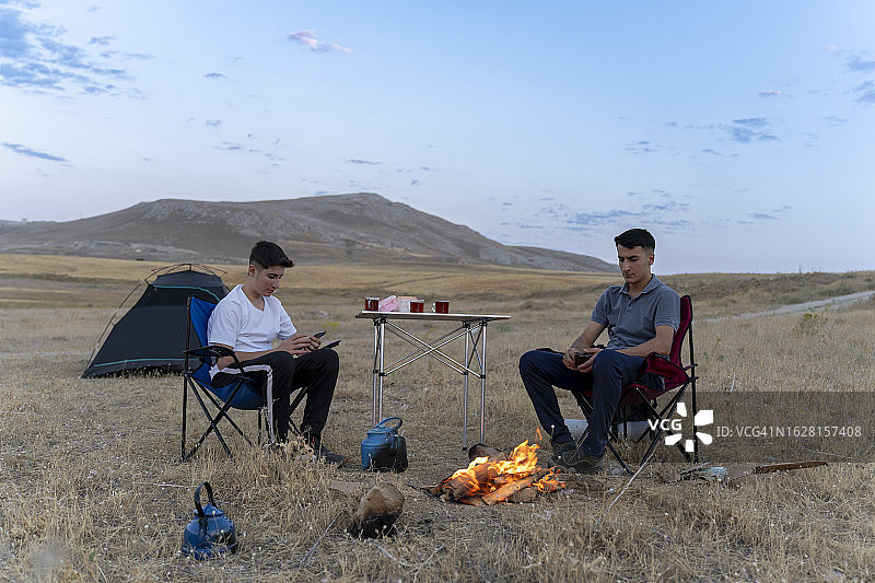 夏令营中的快乐年轻人：友谊、假期、露营和团结图片素材