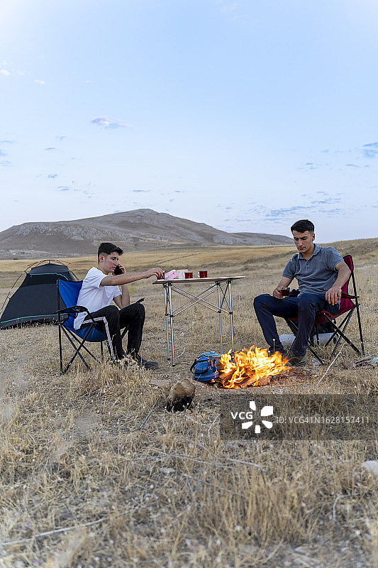 夏令营中的快乐年轻人：友谊、假期、露营和团结图片素材