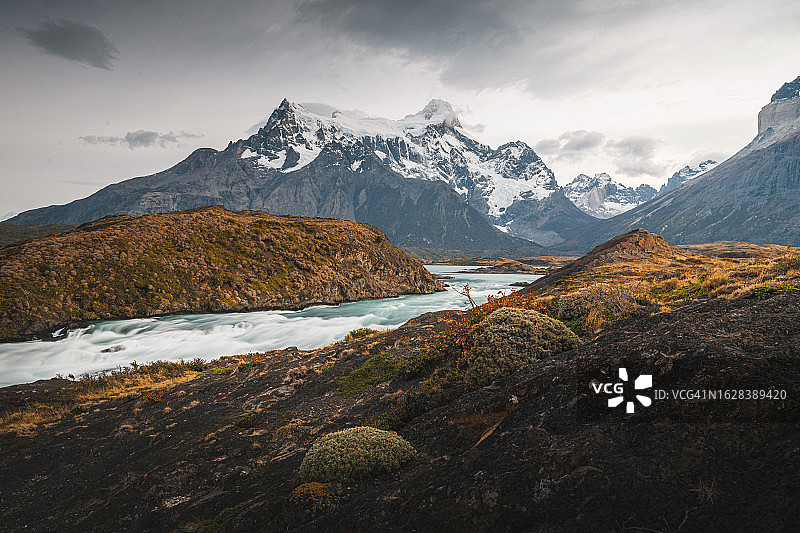 雪山下蜿蜒河流的航拍景色图片素材