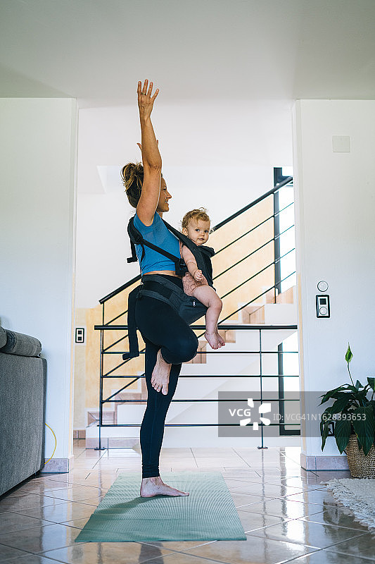 母亲和婴儿女儿一起做运动图片素材