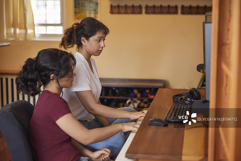 印度家庭在家一起玩音乐图片素材