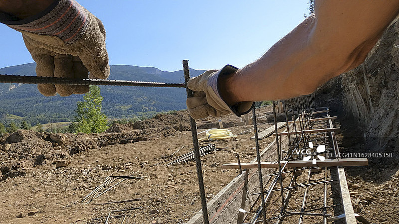 在房屋地基上捆扎钢筋的视角图片素材