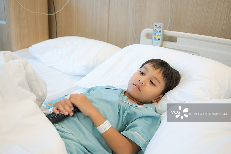 住院的生病男孩图片素材