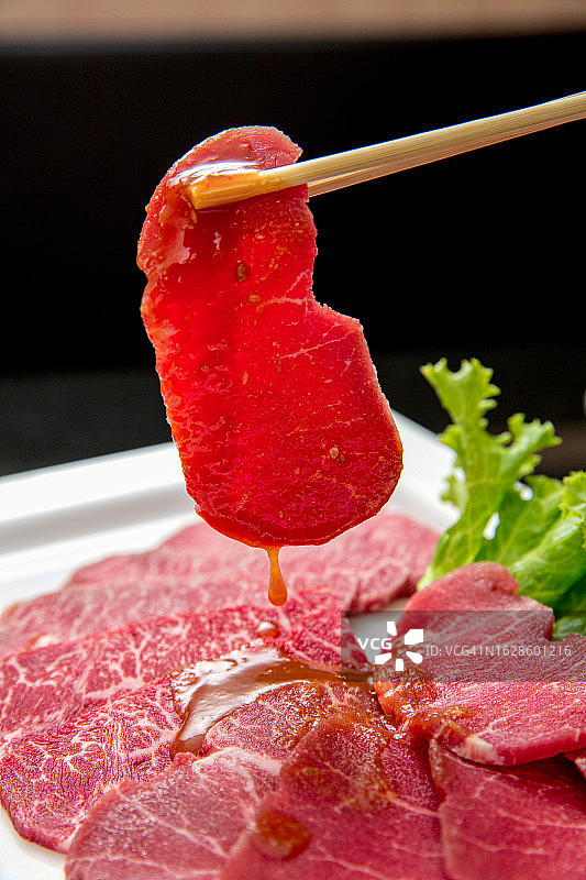 美味的和牛涮涮锅：生肉的诱人魅力图片素材