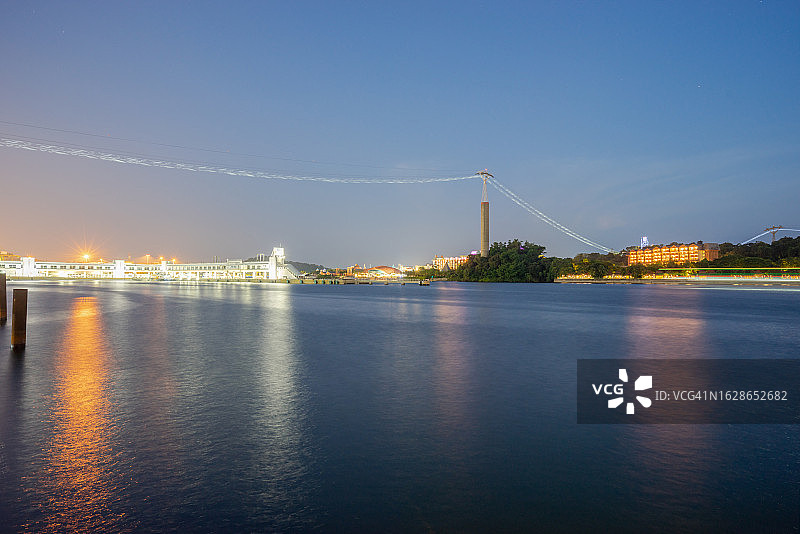 城市日落时分的反光水面图片素材