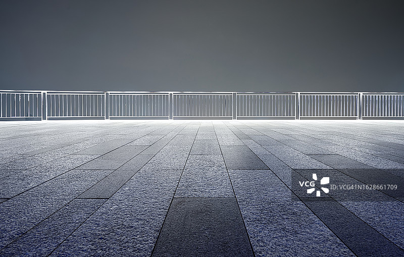 灰色天空下的空地图片素材