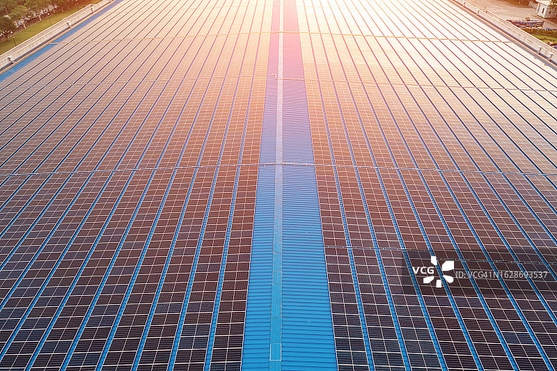 日落时分的工厂屋顶太阳能发电厂图片素材