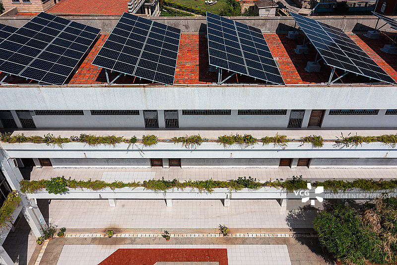 乡村学校屋顶上的太阳能板图片素材