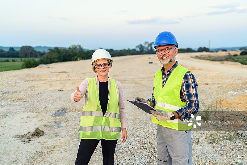 工程师与投资者在道路施工现场图片素材