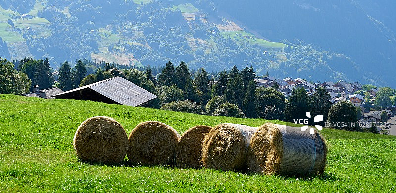山地景观中的干草堆图片素材