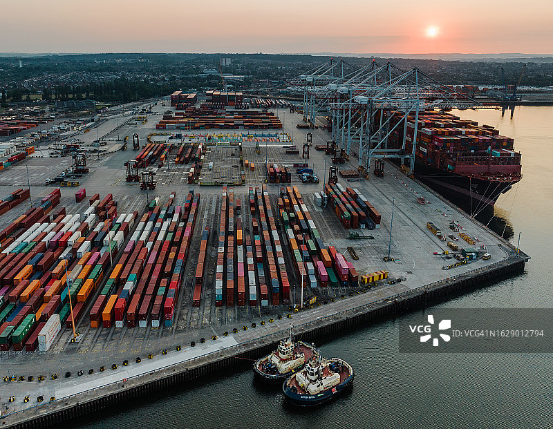 英国码头拖船航拍图片素材