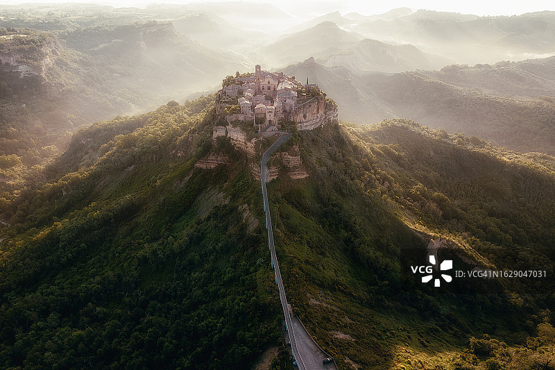 意大利巴尼奥雷焦古城日出航拍图片素材