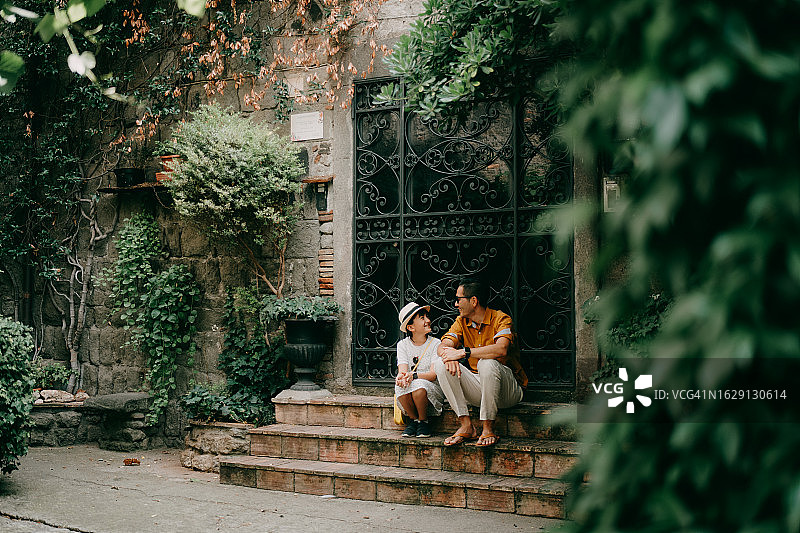 中世纪小镇维泰博的父女图片素材