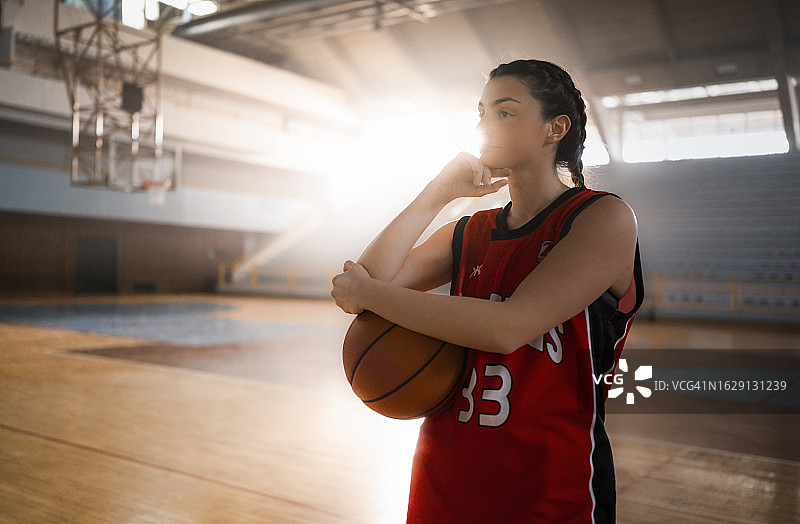 站在篮球场上的女人图片素材