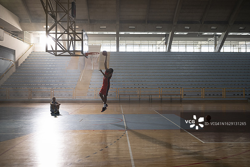 篮球运动员扣篮图片素材