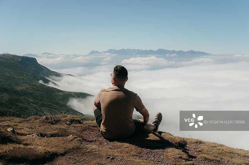 坐在山顶上的男人图片素材