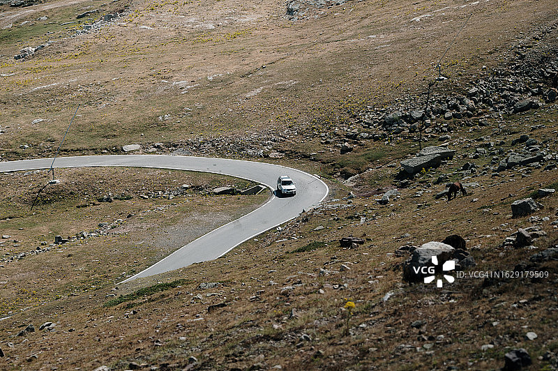 山路上的汽车图片素材