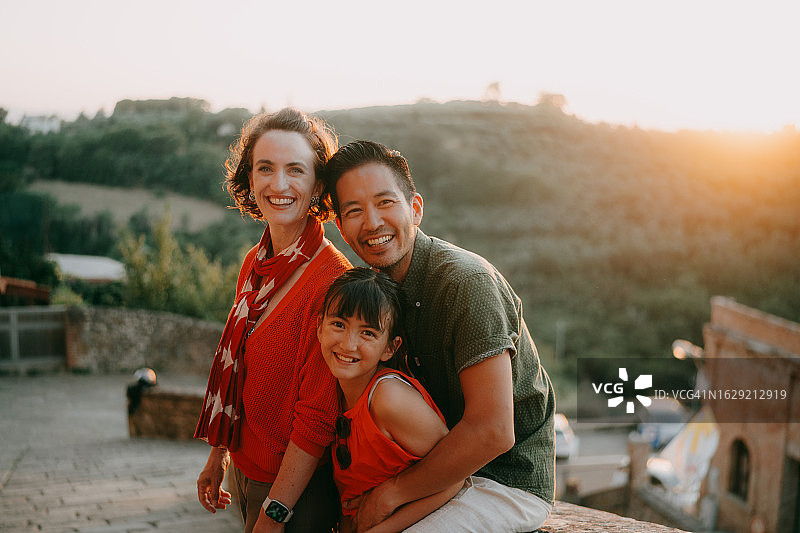 一家人在意大利托斯卡纳欣赏日落美景图片素材