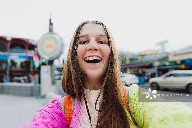 快乐的女人在加利福尼亚州旧金山渔人码头自拍图片素材