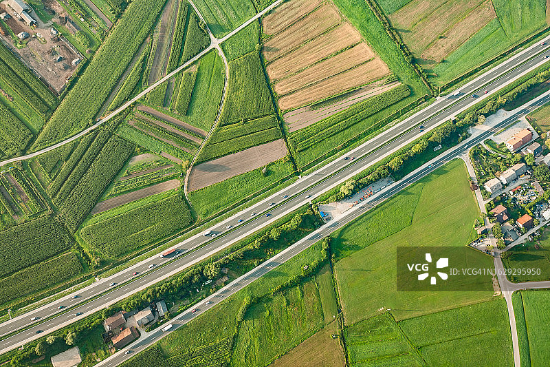 高速公路上的交通航拍图片素材