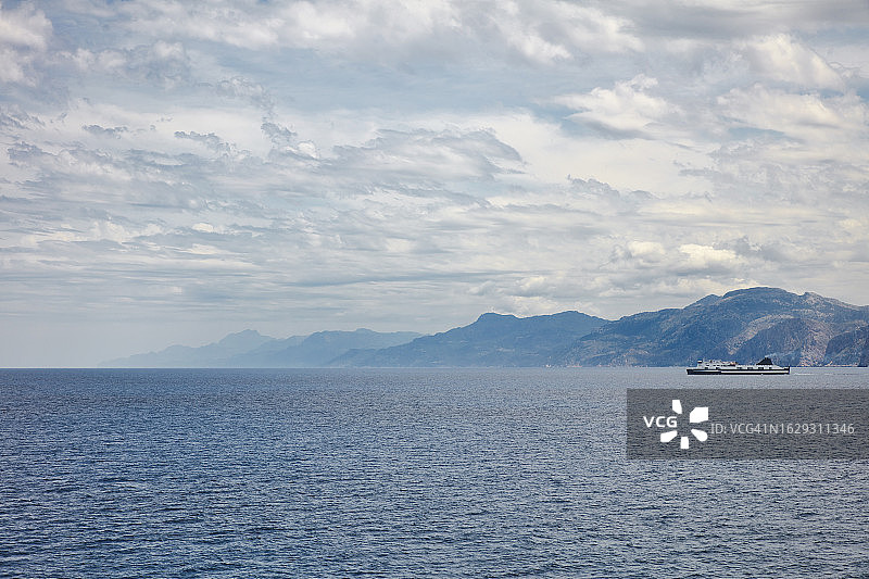 在马略卡岛海岸附近航行的游轮图片素材