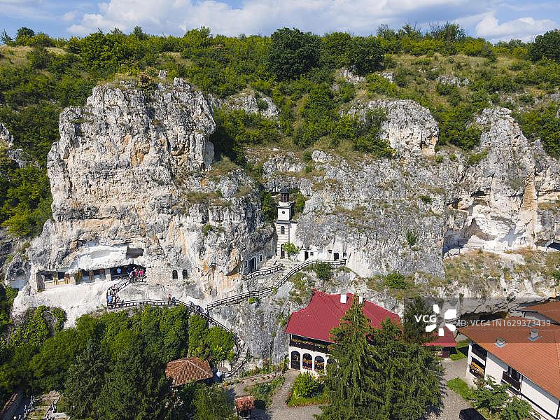 保加利亚鲁塞巴萨尔博沃岩石洞穴修道院航拍图片素材