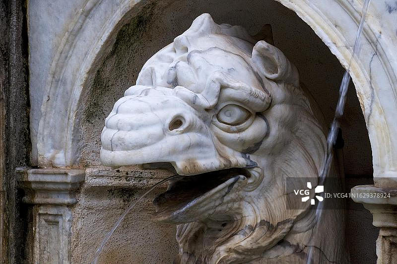 意大利西西里岛巴勒莫普雷托利亚喷泉中的神话动物大理石头像图片素材