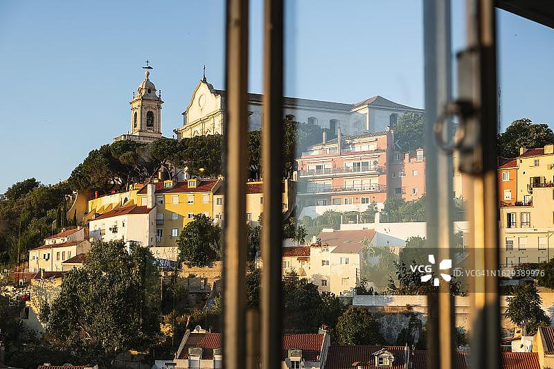 里斯本格拉萨教堂的傍晚景色，葡萄牙图片素材