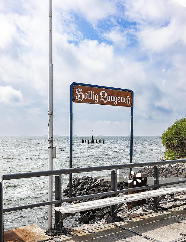 德国石勒苏益格-荷尔斯泰因州朗格内斯哈利格岛的渡轮码头标志图片素材