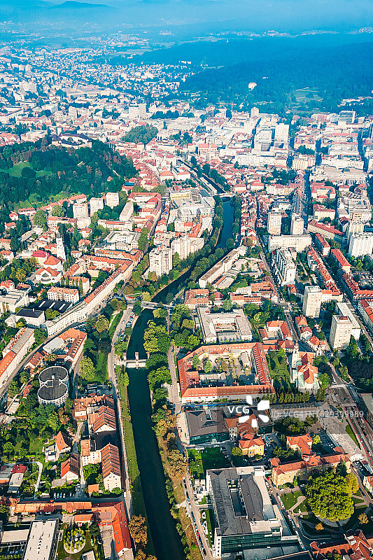 2008年卢布尔雅那市中心热气球鸟瞰图图片素材