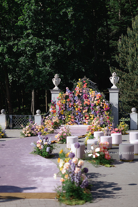 门和地面上精美的花卉布置图片素材