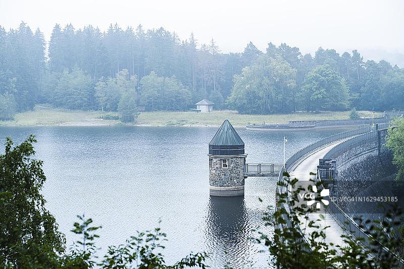 德国勒特根德雷拉格巴赫水坝的坝墙，雾气弥漫图片素材