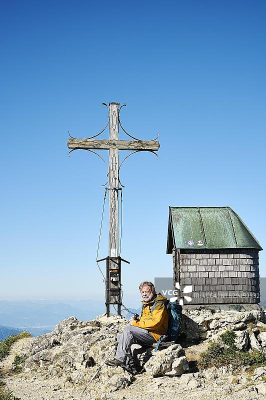 年长徒步者山顶休息图片素材