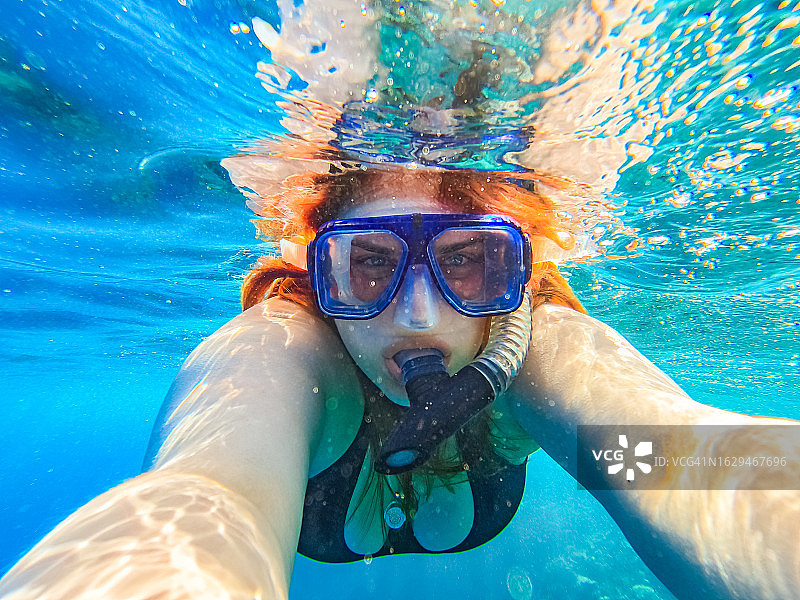 年轻女人在埃及红海浮潜时自拍图片素材
