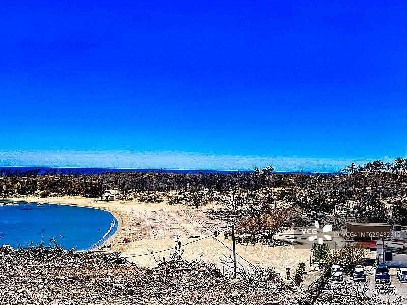 2023年7月罗德岛大火后的格利斯特拉海滩（受火灾严重破坏），希腊多德卡尼斯罗德岛图片素材