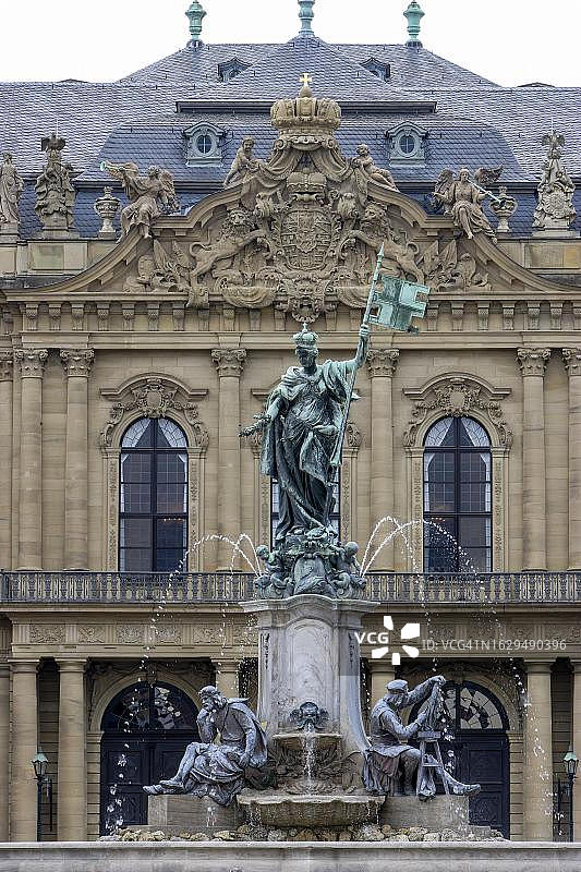 维尔茨堡官邸前的历史主义风格弗兰肯喷泉，联合国教科文组织世界遗产图片素材