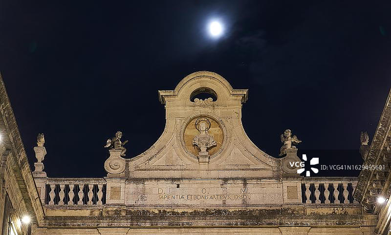 夜景，满月，小巧，明亮，屋顶山墙，石制阳台栏杆，卡塔尼亚，老城区，巴洛克老城区，东方美食，西西里岛，意大利图片素材