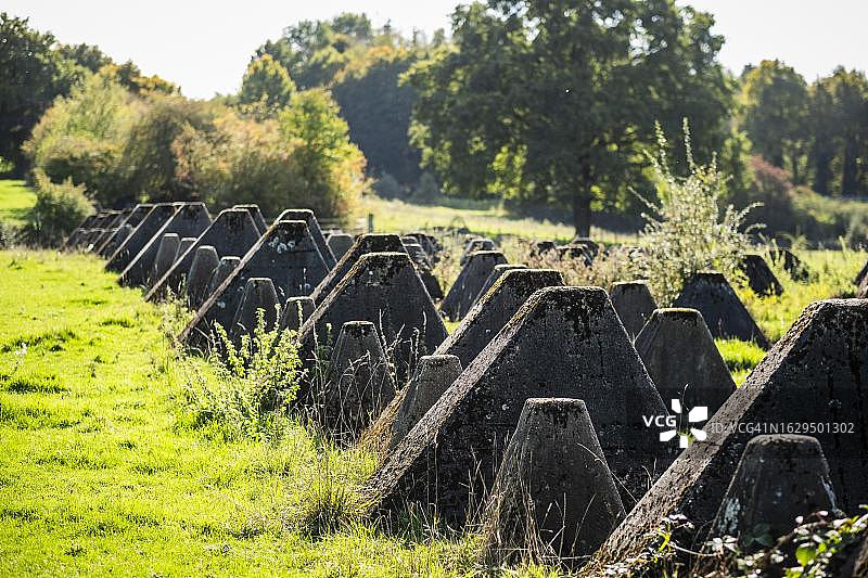 亚琛附近的西墙，德国草地上的坦克陷阱图片素材
