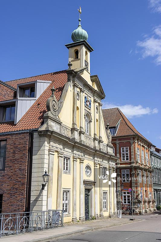 德国下萨克森州吕讷堡伊尔梅瑙港口的老百货商店图片素材