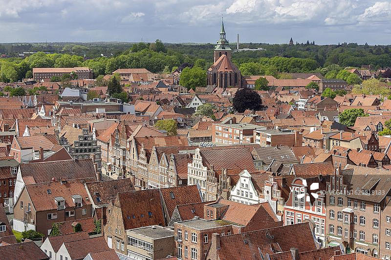 德国下萨克森州吕讷堡老城，历史水塔视角图片素材