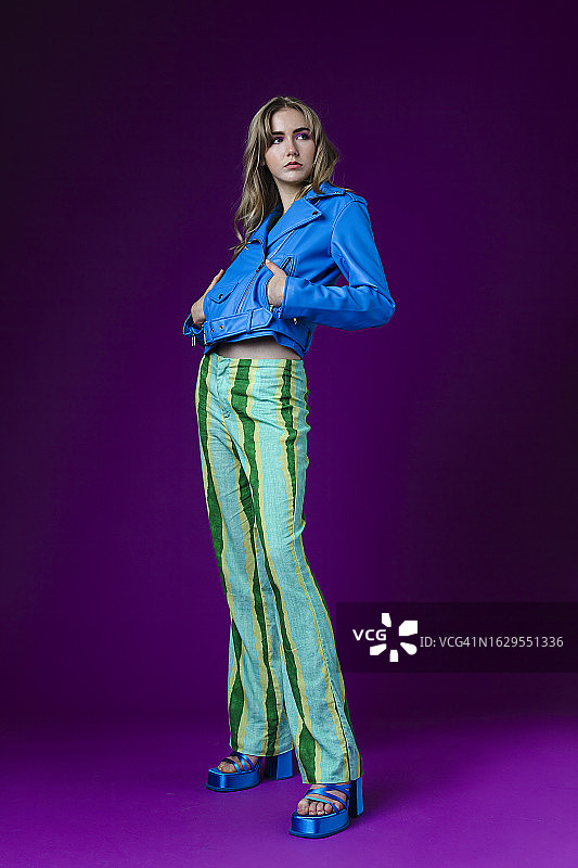 背景朴素的时髦女人图片素材