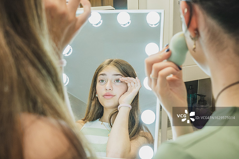 姐妹的魅力：化妆的联系图片素材