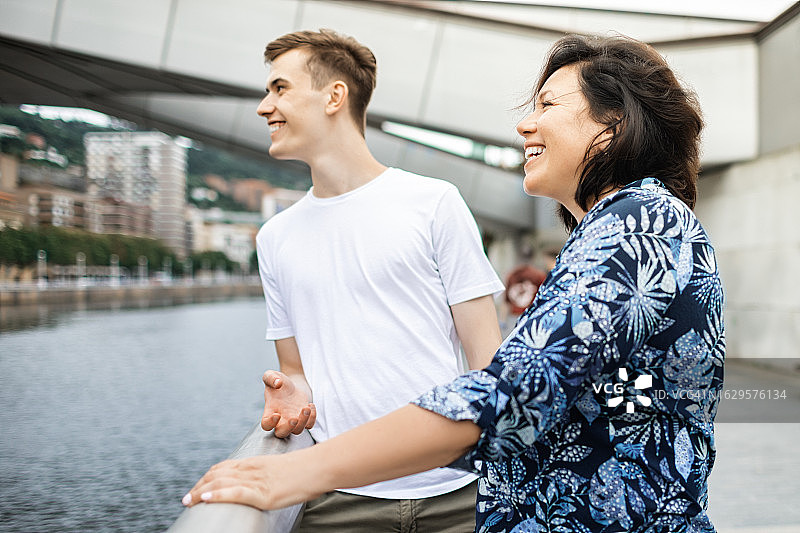 毕尔巴鄂的夏季休闲时光图片素材