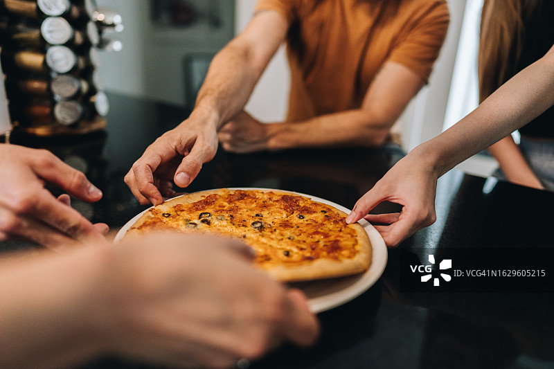 朋友们在家分享披萨图片素材