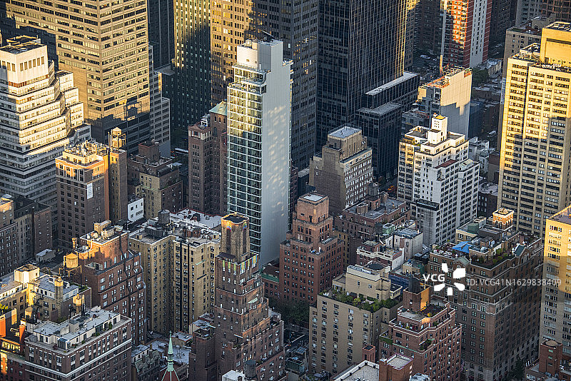 美国纽约曼哈顿日落时的摩天大楼，航拍图片素材