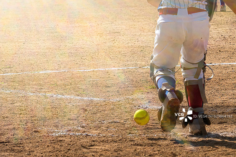女孩在青少年垒球联赛中担任捕手图片素材