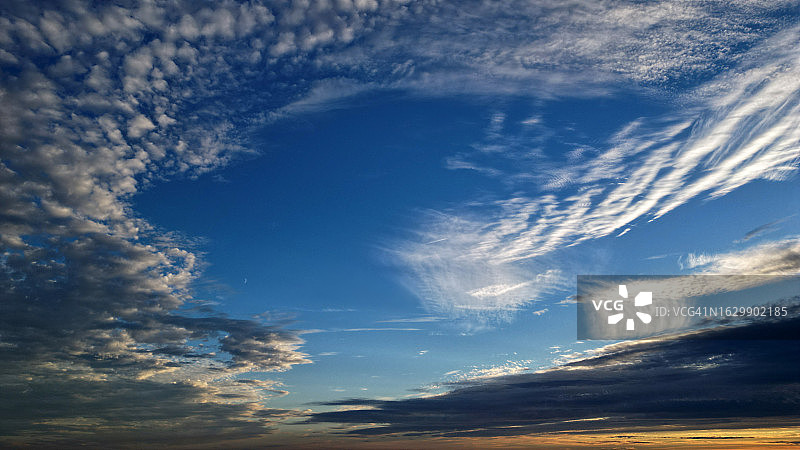 云朵与月亮图片素材